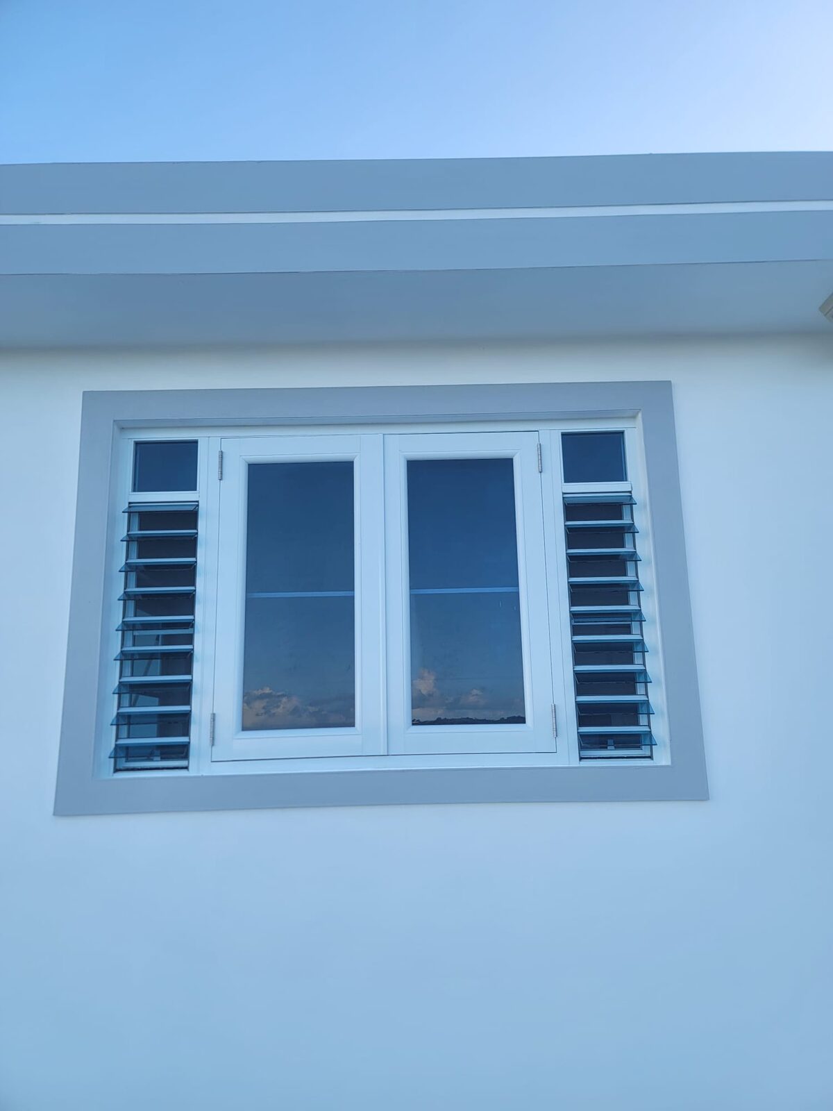 Ventana con persiana de aluminio tipo louver