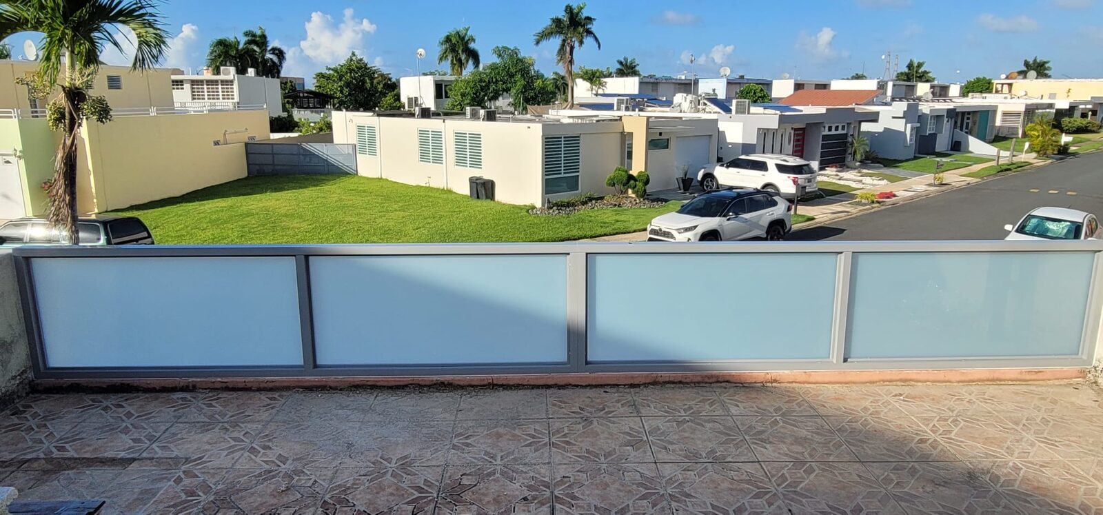 Barandal de balcón con paneles de cristal