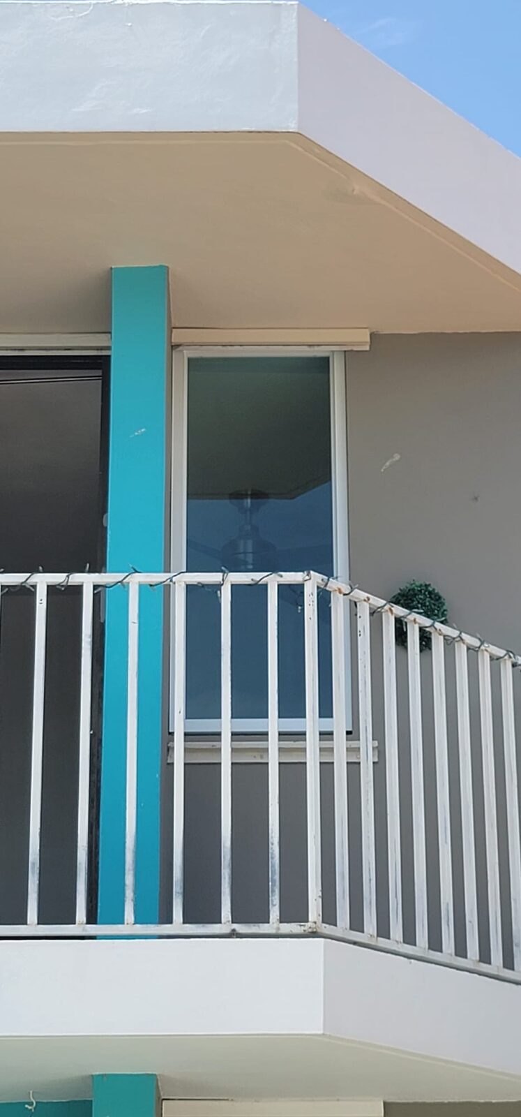 Balcón con barandal de aluminio en residencia de dos plantas