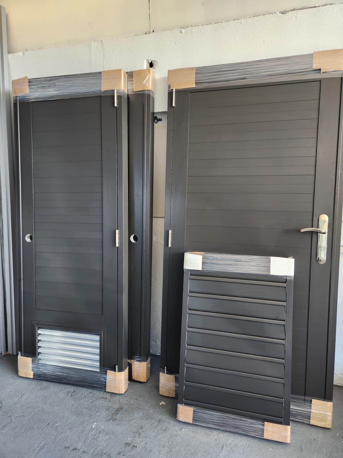 Puerta de garage de aluminio en acabado oscuro