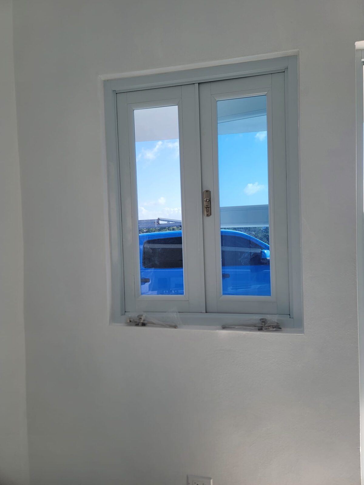 Ventana doble de aluminio con vista al mar