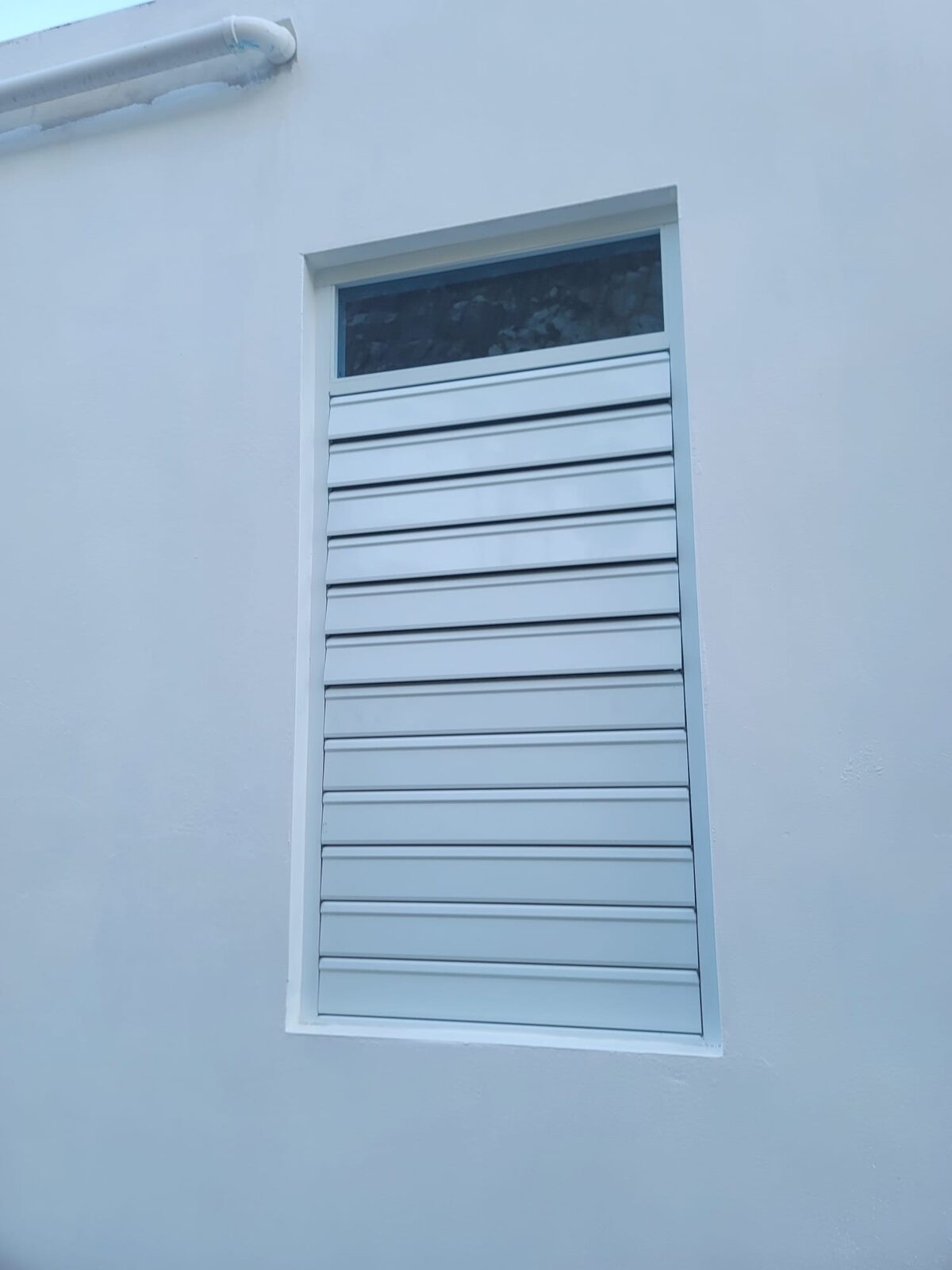 Tormentera rollup de aluminio semiabierta