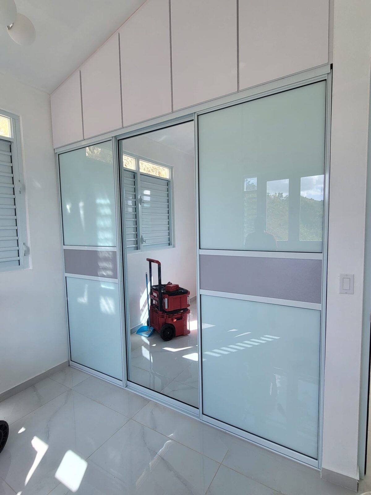 División interior de cristal y aluminio en oficina