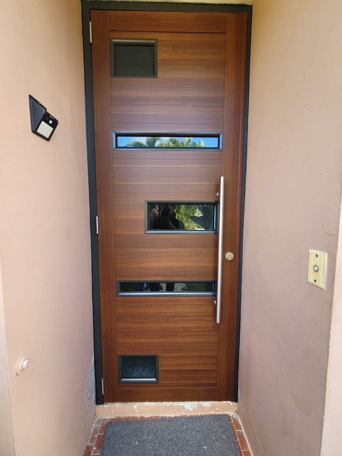 Puerta de entrada moderna en aluminio y madera